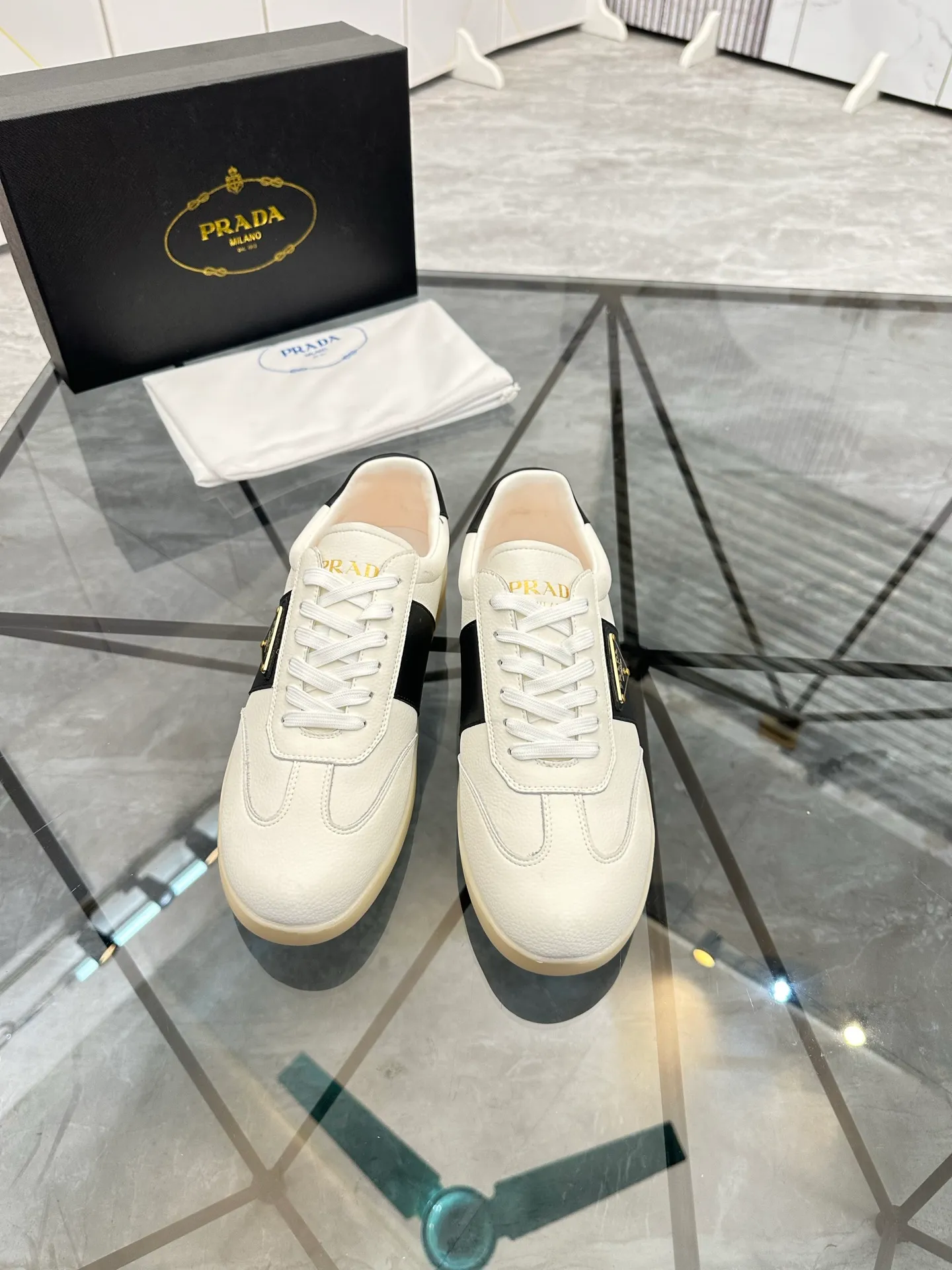 Men's shoes: 💰P400¥ Product trademark: Prada *"Prada*" low-top casual shoes Regular size: 38-44 (can be customized to 45) Product materials: imported cowhide upper, sheepskin lining, original outsole. Number: 020
